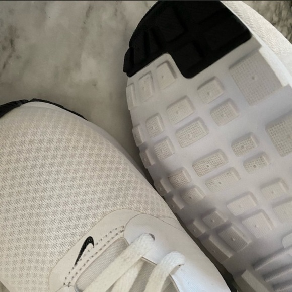 Nike Airmax Athletic Shoes - Picture 3 of 6